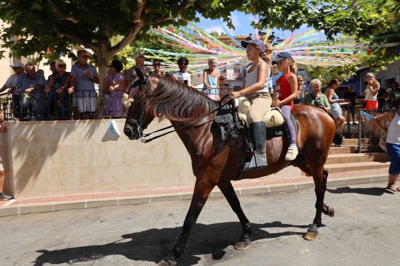 La presentació i l’entrada de la murta aporten l’ambient a l’arranc de les festes de Llíber La presentació i l’entrada de la murta aporten l’ambient a l’arranc de les festes de Llíber
